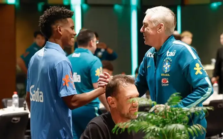 Estêvão cumprimenta o técnico Carlo Ancelotti na Austrália