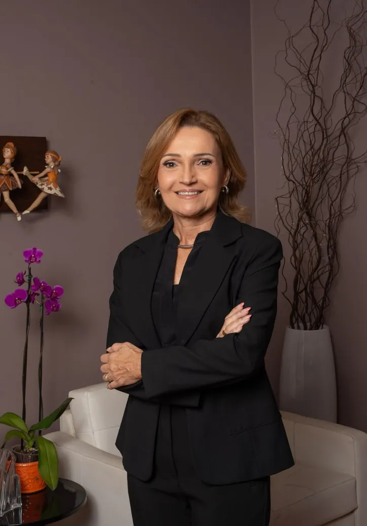 Publicitária e sócia-diretora da Artecetera, PATRÍCIA LAVENÈRE celebra idade nova nesta quarta-feira (16), ao lado de familiares e uma legião de amigos