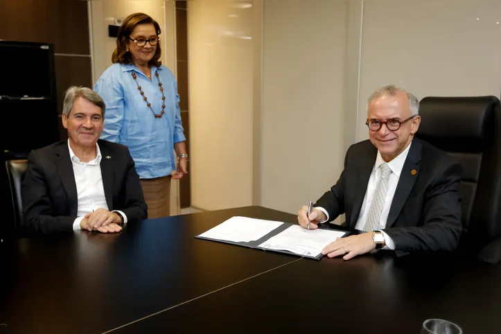 Domício Silva, superintendente do Sebrae/AL, e Fábio Ferrario, representando a Presidência do TJAL, formalizaram a parceria