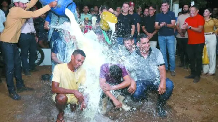 Ao final da competição, os vencedores da disputa participam do tradicional banho de leite