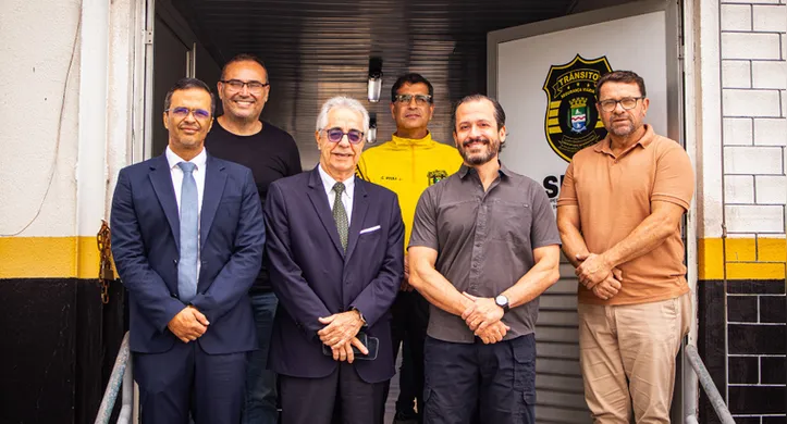 Desembargador Alcides Gusmão (de óculos) esteve ontem no DMTT