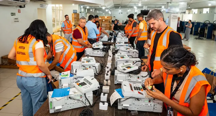 Imagem ilustrativa da imagem Urnas que serão usadas nas eleições de outubro começam a receber carga e lacre
