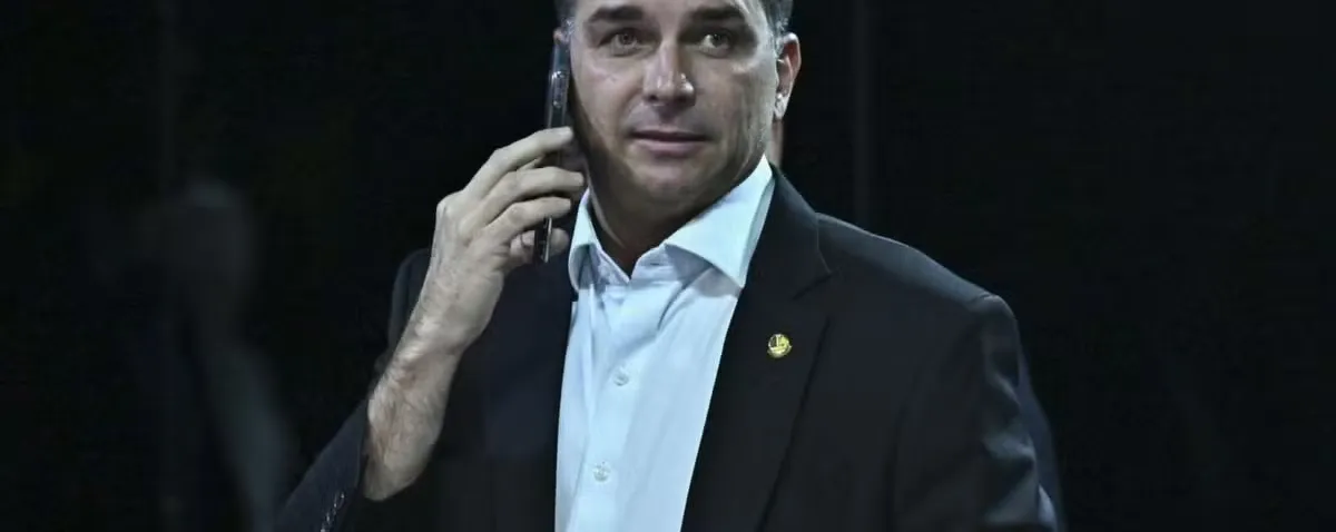 Flávio Bolsonaro é intimado a entregar passaportes por ordem de Moraes