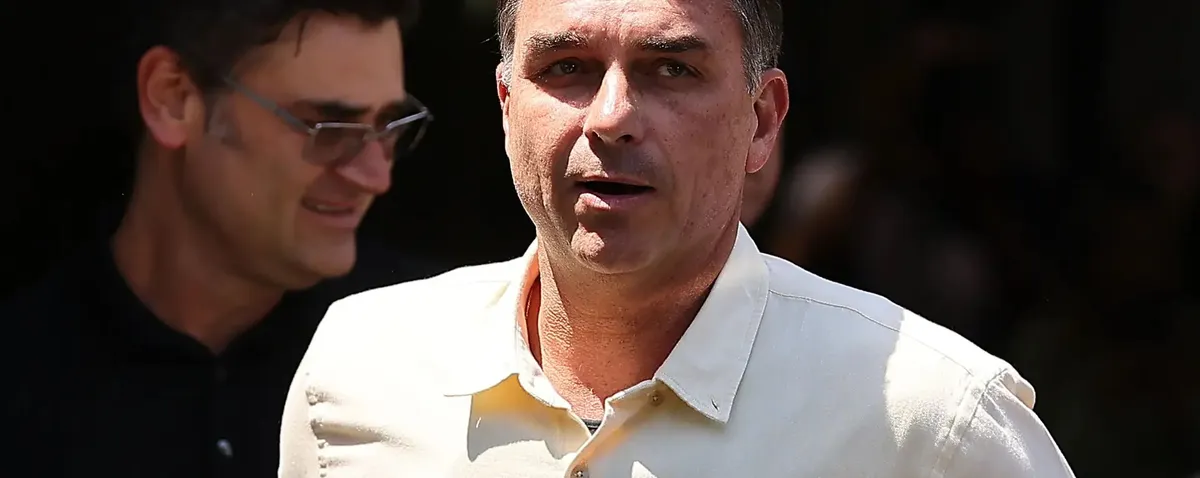 Flávio Bolsonaro foge para os Estados Unidos com a esposa e as duas filhas