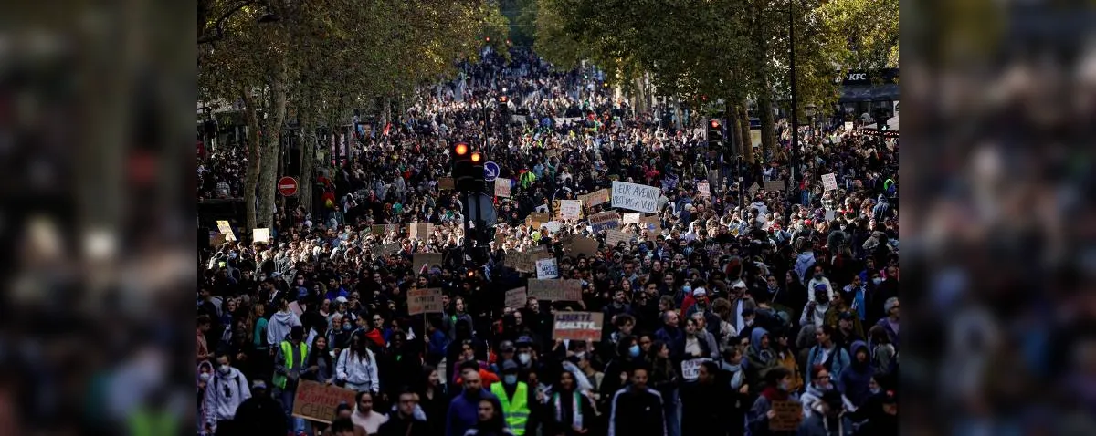 França decreta novos toques de recolher e julga detidos