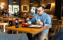 Bares e restaurantes evitam repassar alta de preços a clientes, diz pesquisa