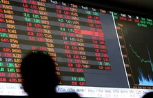 Dólar cai a R$ 5, e bolsa sobe quase 8% após primeiro turno