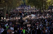 França decreta novos toques de recolher e julga detidos