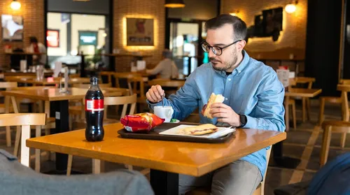 Bares e restaurantes evitam repassar alta de preços a clientes, diz pesquisa - Imagem