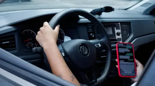 Celular ao volante gera mais de 5 mil infrações em Maceió em nove meses - Imagem