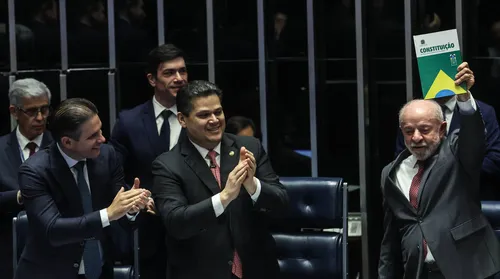 Com Lula, Congresso promulga PEC que acaba com escala 6x1 - Imagem
