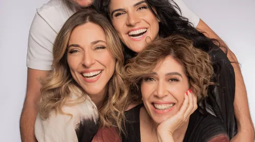Comédia de Fábio Porchat reúne três atrizes em 20 personagens no palco - Imagem