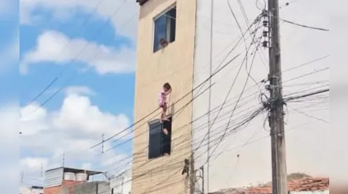 Criança cai de janela do 2º andar e fica presa em fios no Sertão de Alagoas - Imagem