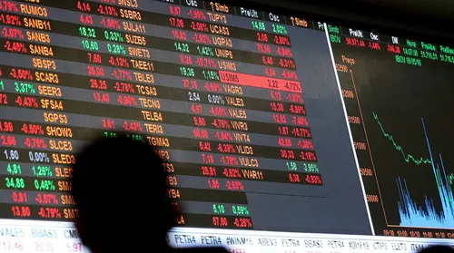 Dólar cai a R$ 5, e bolsa sobe quase 8% após primeiro turno - Imagem