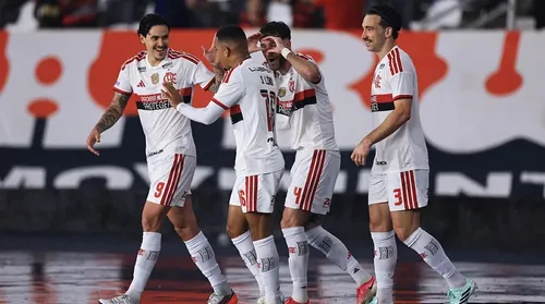 Flamengo goleia Vasco e abre vantagem no topo do Brasileirão - Imagem