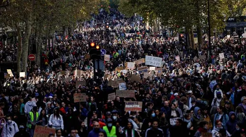 França decreta novos toques de recolher e julga detidos - Imagem