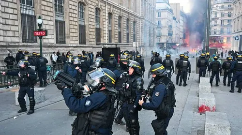 França decreta toque de recolher após protestos em 4 cidades - Imagem