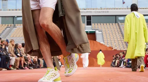 Lacoste transforma bola de tênis em salto - Imagem