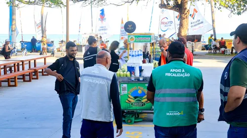 Mais de 200 ambulantes da orla começam a ser transferidos para Vilas dos Sabores - Imagem