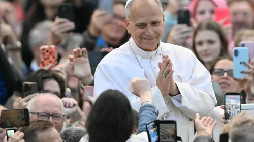 Papa realiza primeira audiência no Vaticano após cirurgia - Imagem
