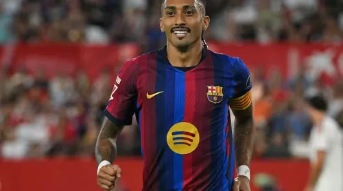 Raphinha amplia vínculo com Barcelona e segue no clube até 2030 - Imagem
