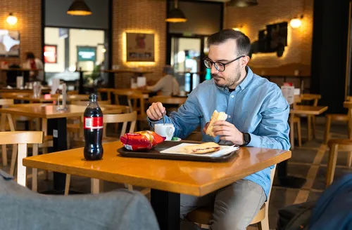Bares e restaurantes evitam repassar alta de preços a clientes, diz pesquisa