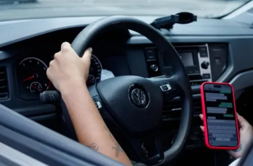 Celular ao volante gera mais de 5 mil infrações em Maceió em nove meses