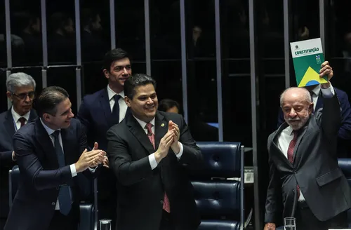 Com Lula, Congresso promulga PEC que acaba com escala 6x1