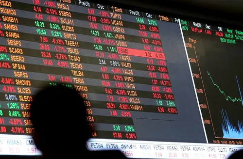 Dólar cai a R$ 5, e bolsa sobe quase 8% após primeiro turno