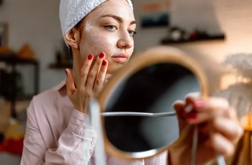 Excesso de skincare pode prejudicar a pele e estar relacionado à compulsão