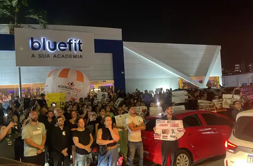 Manifestantes protestam contra maus-tratos a gata em academia na Ponta Verde