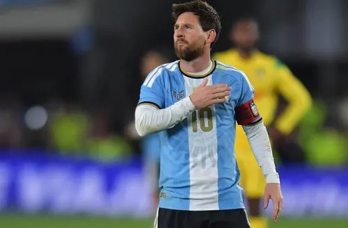 Messi se despede da Argentina com gol, assistências e emoção