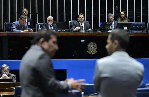 Oposição tenta adiar votação do fim da escala 6x1: “Não faz bem para o País”