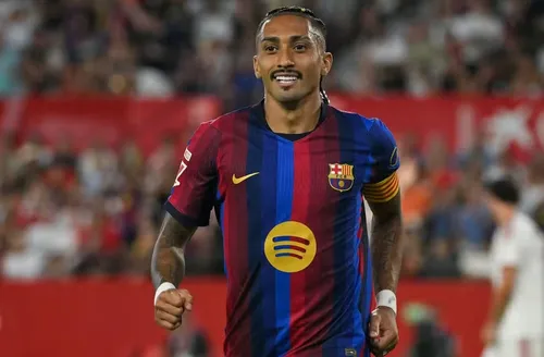 Raphinha amplia vínculo com Barcelona e segue no clube até 2030