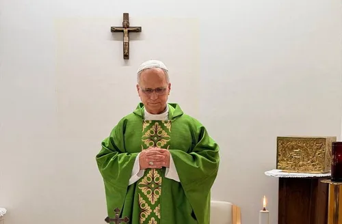 Vaticano publica primeiras fotos do Papa após cirurgia