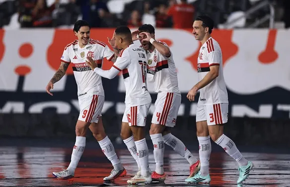 Flamengo goleia Vasco e abre vantagem no topo do Brasileirão