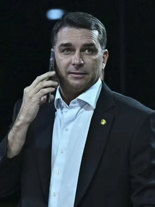 Flávio Bolsonaro é intimado a entregar passaportes por ordem de Moraes
