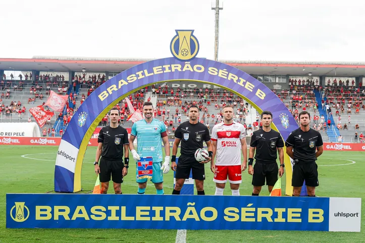 Árbitros e capitães de Galo e Leão em campo