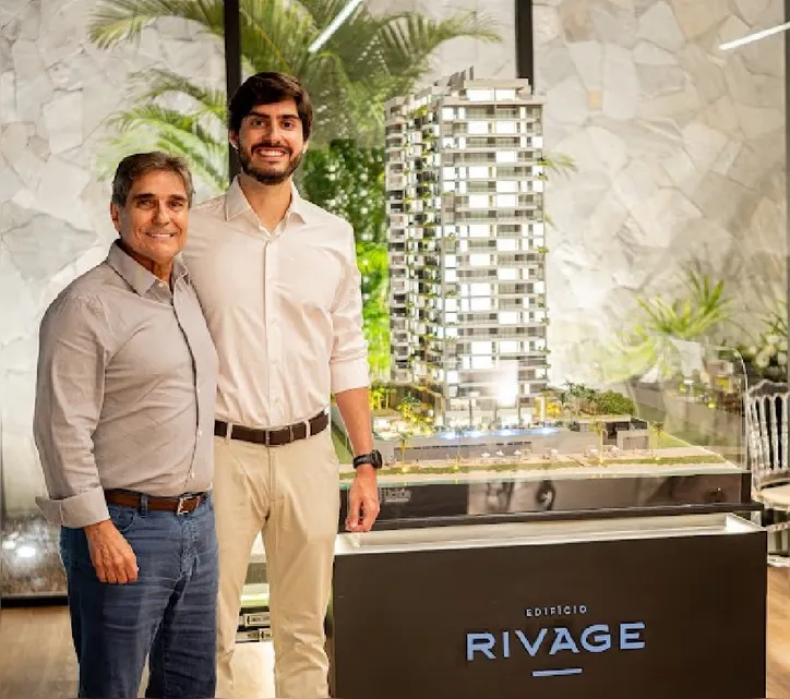JUBSON e RODRIGO UCHÔA comemoram o sucesso da Casa Uchôa, um espaço no bairro da Ponta Verde que recebe clientes e corretores de imóveis para propagar os novos empreendimentos da construtora