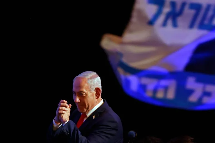 O primeiro-ministro de Israel, Binyamin Netanyahu, comemora
