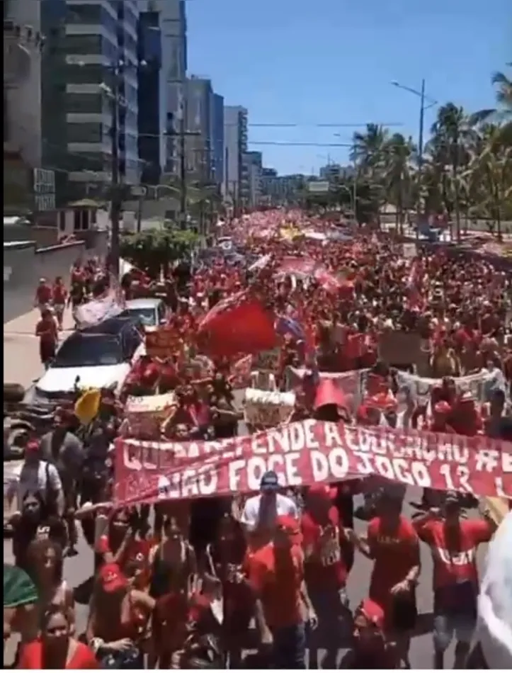 Imagem ilustrativa da imagem Às vésperas do 2º turno, direita e esquerda disputam apoios e força nas ruas de AL
