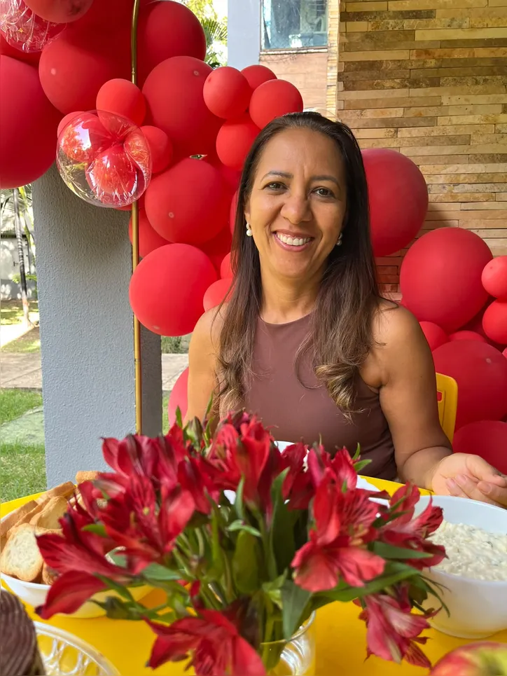 Jornalista celebra cura após tratamento