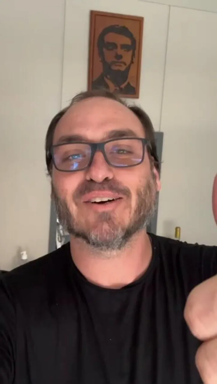 Imagem ilustrativa da imagem Carlos Bolsonaro convoca apoiadores para ato em Maceió