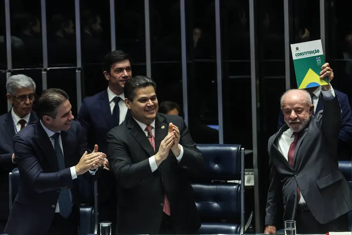 O presidente Lula segura um exemplar da Constituição Federal
