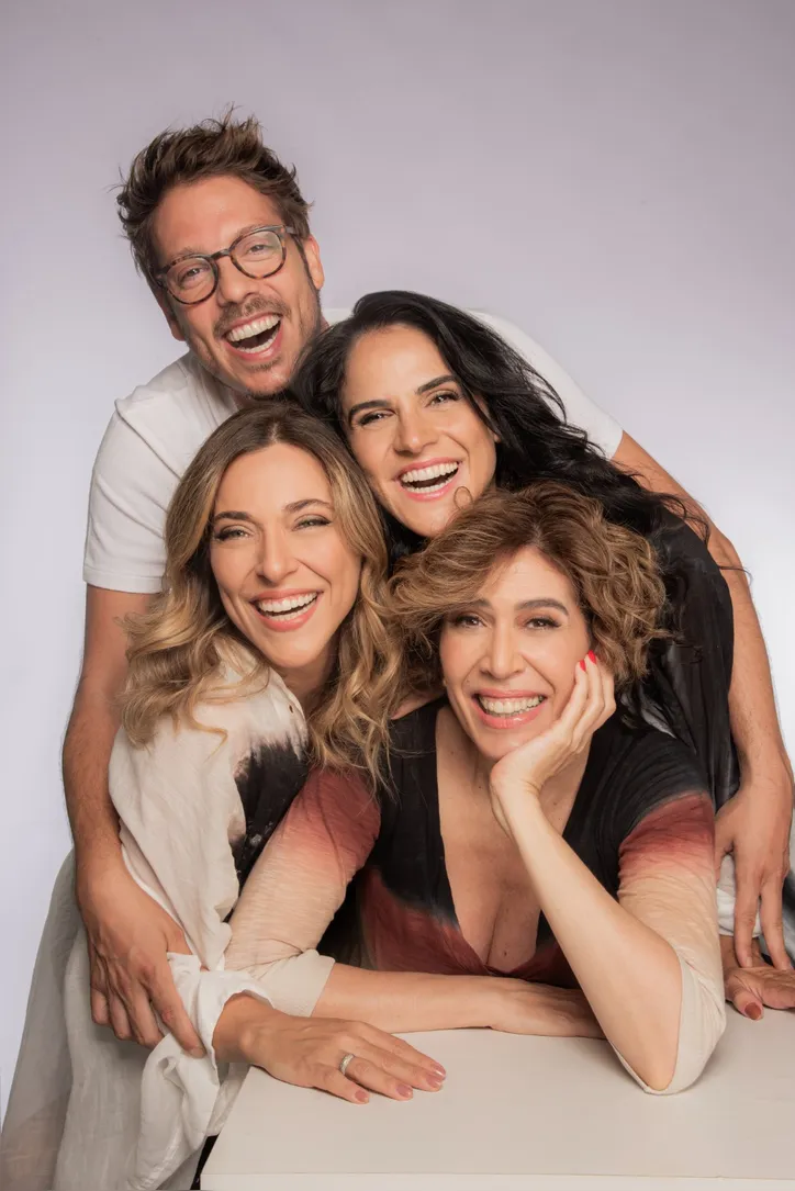 Atrizes do elenco com o autor e diretor Fábio Porchat; espetáculo reúne nove histórias sobre situações do cotidiano