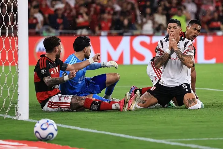 Zagueiro Marcos Rojo (de branco) foi alvo de protestos do Flamengo
