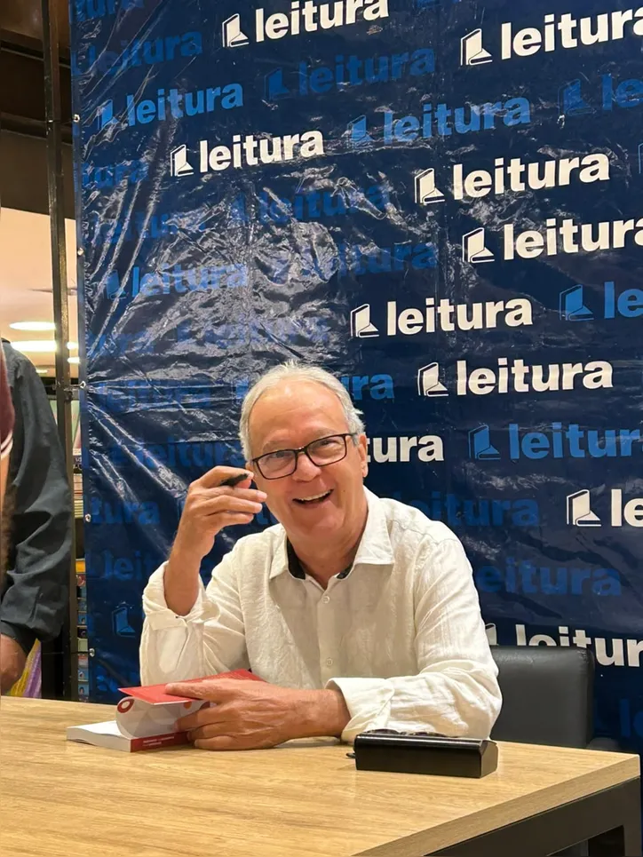 O economista e professor da Ufal CÍCERO PÉRICLES comemora o sucesso do livro “Alagoas: mudanças na economia e na sociedade (2000-2025), lançado no último mês de setembro
