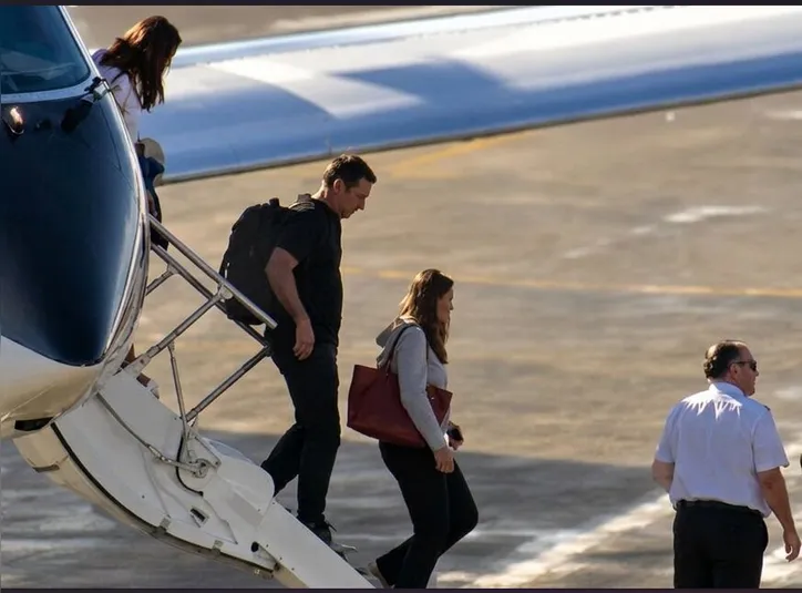 Flávio Bolsonaro, esposa e as filhas desembarcaram ontem nos EUA