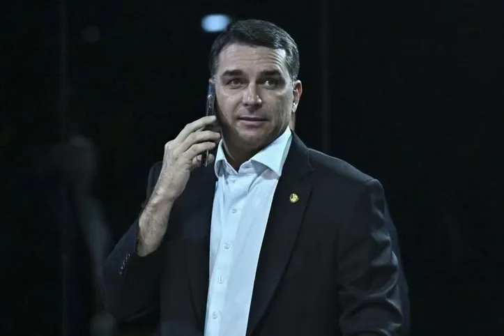 Flávio Bolsonaro deve entregar à Polícia Federal seu passaporte comum e o diplomático