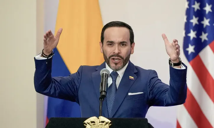 Abelardo de la Espriella assina decreto que legaliza a repressão